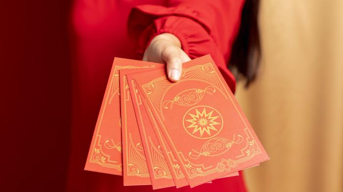 ILUSTRASI RAMALAN SHIO - Foto ilustrasi yang diunduh di Freepik, Selasa (16/12/2025), memperlihatkan angpau.