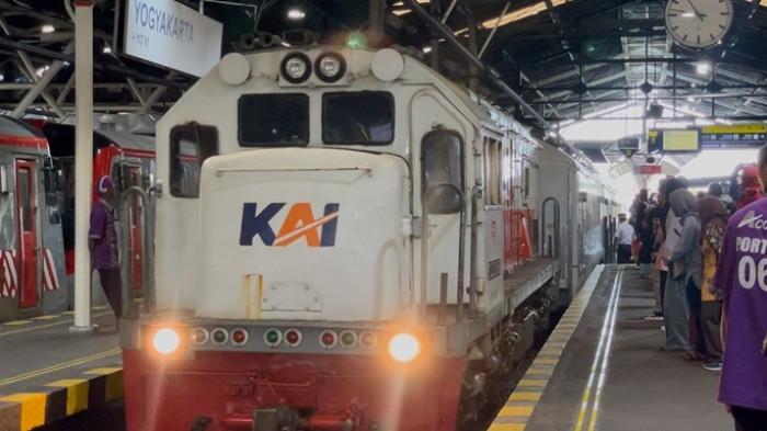 MUDIK LEBARAN - Calon penumpang kereta api memadati peron Stasiun Yogyakarta saat menunggu kedatangan rangkaian kereta, Selasa (3/2/2026). Puncak arus mudik Lebaran 2026 di wilayah Daop 6 Yogyakarta diprediksi terjadi pada H-3, sehingga calon penumpang diimbau untuk merencanakan perjalanan lebih awal atau memanfaatkan fitur kereta persambungan jika tiket utama telah habis.