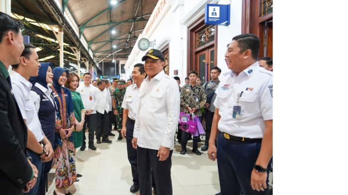 Menteri Koordinator Bidang Politik dan Keamanan (Menko Polkam), Jenderal TNI (Purn.) Djamari Chaniago saat meninjau Stasiun Tugu Yogyakarta, Rabu (4/3/2026).