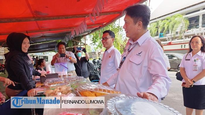 Kepala BBPOM Manado, Hermanto berinteraksi dengan penjual takjil di area Masjid A Yani Manado.