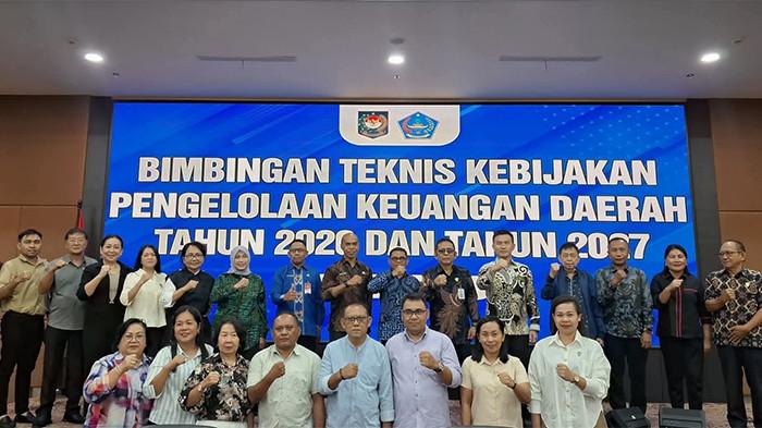 Ketua DPRD Djon Ponto Janis bersama Wakil Bupati Hieronimus Makainas bersama jajaran. FOto 3