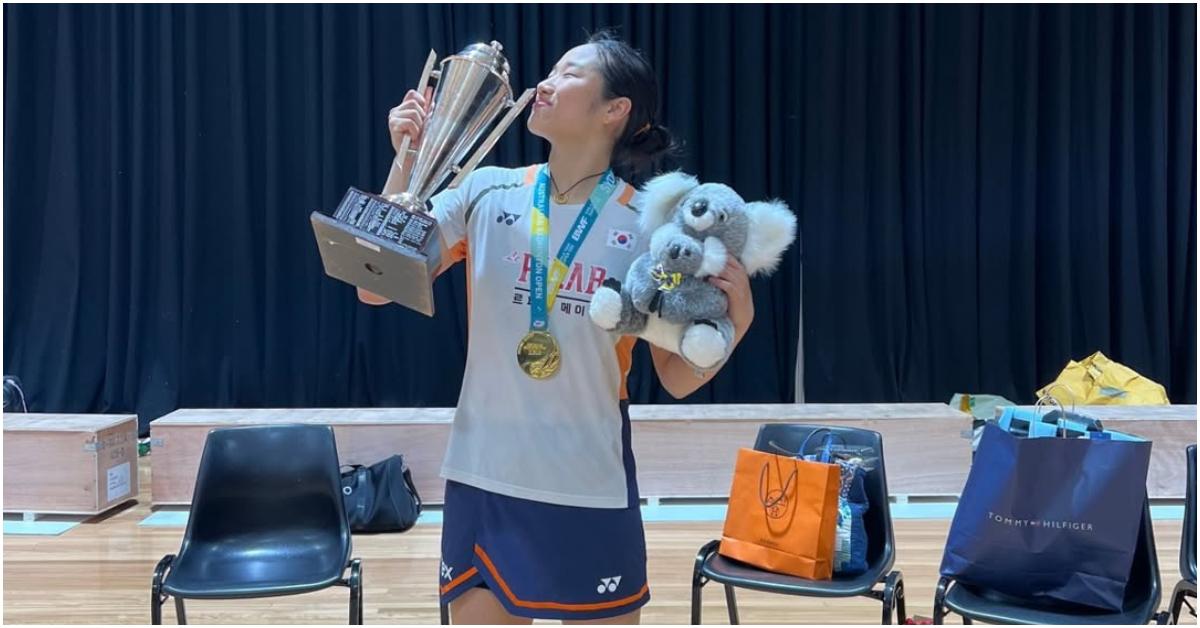ANGKAT TROFI - Pebulu tangkis Korea Selatan, An Se-young, merayakan kemenangan saat tampil di Australia Open 2025.