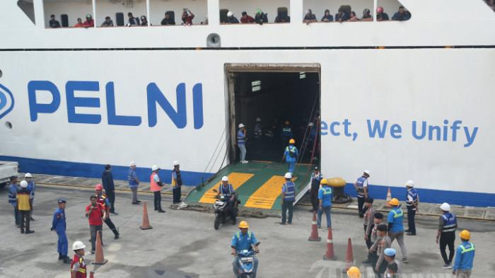 KAPAL PELNI - Petugas menurunkan motor dari kapal Pelni KM Dobonsolo setelah tiba di Pelabuhan Tanjung Priok, Jakarta, Minggu (14/4/2024).