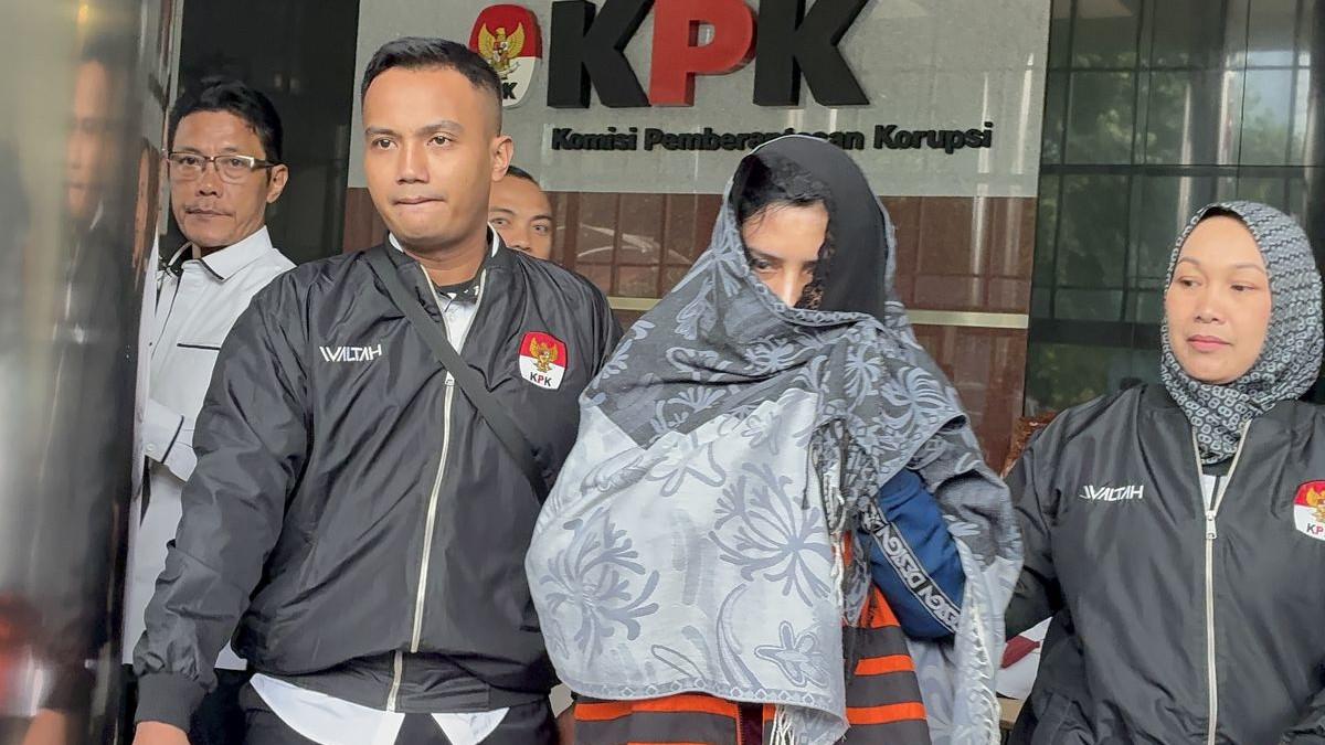OTT KPK - Bupati Pekalongan Fadia Arafiq mengenakan rompi tahanan KPK di Gedung Merah Putih, Jakarta, Rabu (4/3/2026).