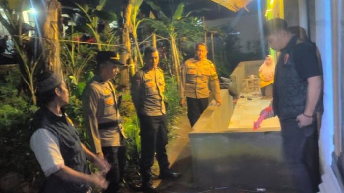 OLAH TKP - Polisi melakukan olah TKP di lokasi penganiayaan yang menewaskan seorang pria paruh baya di Kabupaten Cianjur, Jawa Barat, Selasa (3/3/2026). Penganiayaan ini dipicu karena korban kepergok mencuri labu siam di kebun milik pelaku.