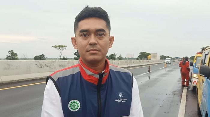 DISKON TARIF TOL - Asisten Manajer Lalu Lintas PT Pemalang Batang Tol Road (PBTR) Nur Adzani Fajar saat menjelaskan terkait diskon tarif tol saat mudik Lebaran 2026, Kamis (5/3/2026). Selama libur Lebaran, PBTR memberikan diskon 30 persen kepada pengguna tol Cikampek-Kalikangkung.