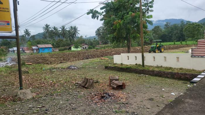 KETAHANAN PANGAN - Jajaran Polsek Lolayan mengambil langkah nyata dalam mendukung program ketahanan pangan nasional dan mewujudkan lingkungan yang asri. Pada Kamis (05/03/2026) pagi, personel kepolisian setempat melaksanakan aksi kerja bakti atau kurve untuk membersihkan lahan yang akan dijadikan area pertanian.