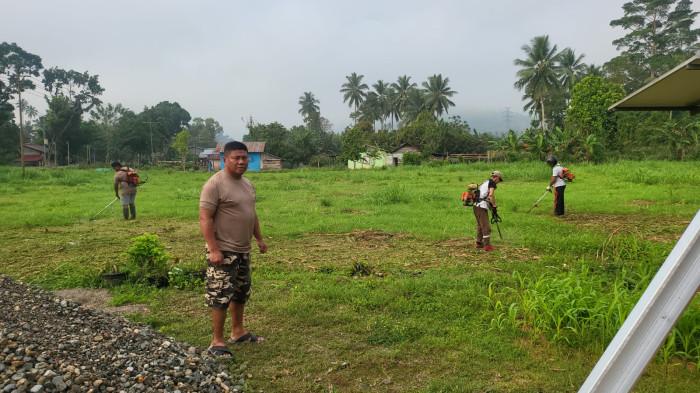 KETAHANAN PANGAN - Jajaran Polsek Lolayan mengambil langkah nyata dalam mendukung program ketahanan pangan nasional dan mewujudkan lingkungan yang asri. Pada Kamis (05/03/2026) pagi, personel kepolisian setempat melaksanakan aksi kerja bakti atau kurve untuk membersihkan lahan yang akan dijadikan area pertanian.