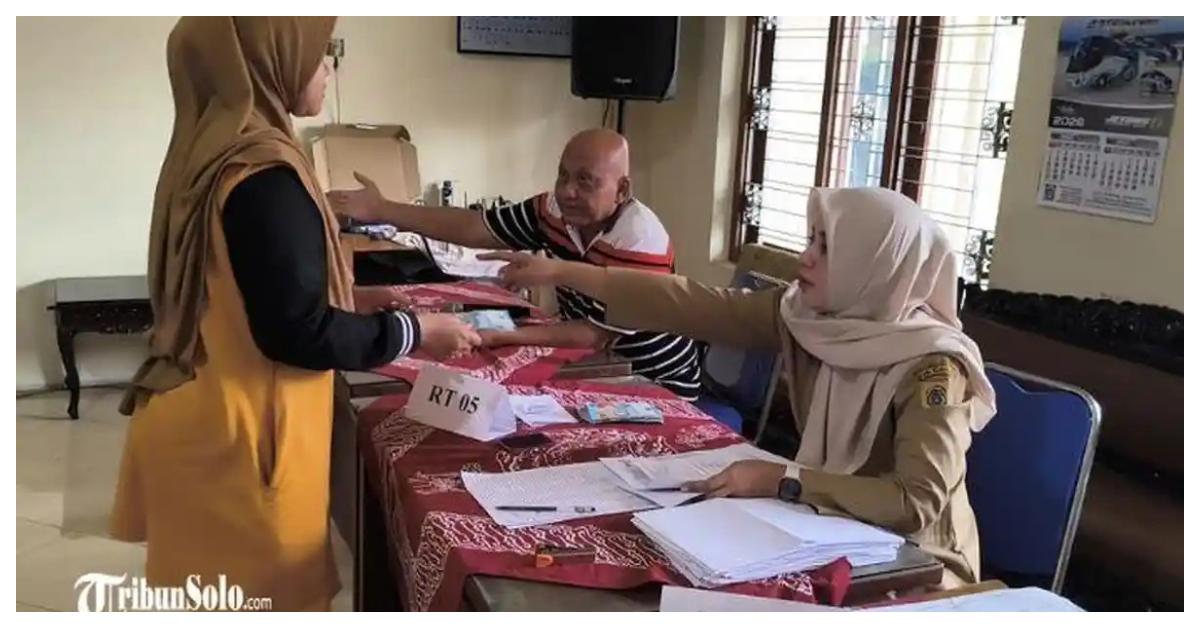 THR LEBARAN - Pemdes Bonyokan, Kecamatan Jatinom, Kabupaten Klaten, memberikan tunjangan hari raya (THR) perdana bagi warganya, Selasa (3/3/2026). Total sebanyak 1.122 kepala keluarga (KK) menerima bantuan tunai Rp150 ribu per KK.