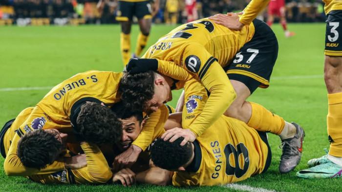MERAYAKAN GOL - Para pemain Wolves merayakan gol ke gawang Liverpool dalam lanjuan Liga Inggris 2025/2026 pada Rabu (4/3/2026) dini hari WIB. Wolves menang 2-1.