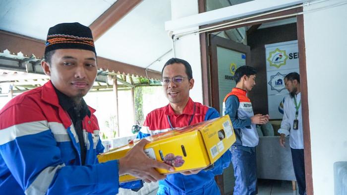 05032026 Perwira Kilang Cilacap membagikan kurma untuk warga Lapas Nusakambangan