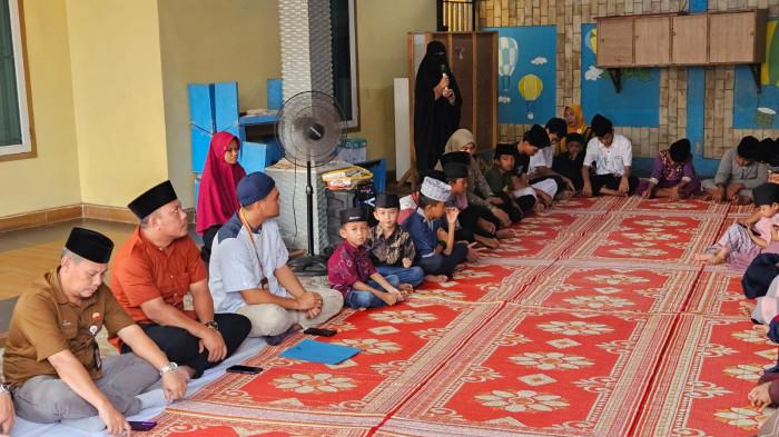 Safari Ramadan,PetroChina International Jabung Ltd menyalurkan bingkisan kepada anak-anak yatim di Yayasan Rumah Cahaya Cinta Harapan Yatim, Rabu (4/3/2026).