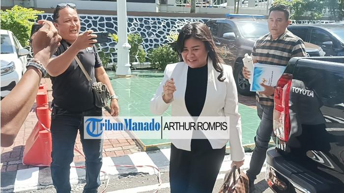 DIPERIKSA - Bupati Sitaro Chyntia Kalangit mendatangi kantor Kejati Sulut, Jumat (27/2/2026)