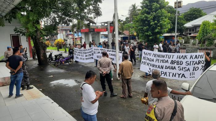 DEMO - Aksi unjuk rasa digelar warga di depan Kantor Camat Tagulandang Induk, tepatnya di pendopo samping kantor camat, Kamis (5/3/2026)
