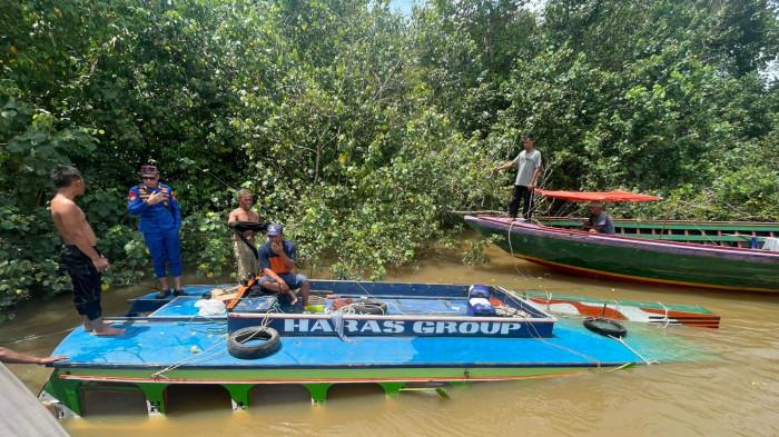 KECELAKAAN - Anggota dari Satpolair Polres Banyuasin saat melakukan olah tempat kejadian dan meminta keterangan terhadap pemilik dan serang serta kernet speedboat Haras Group yang tenggelam di perairan sungai Musi, Kamis (5/3/2026).