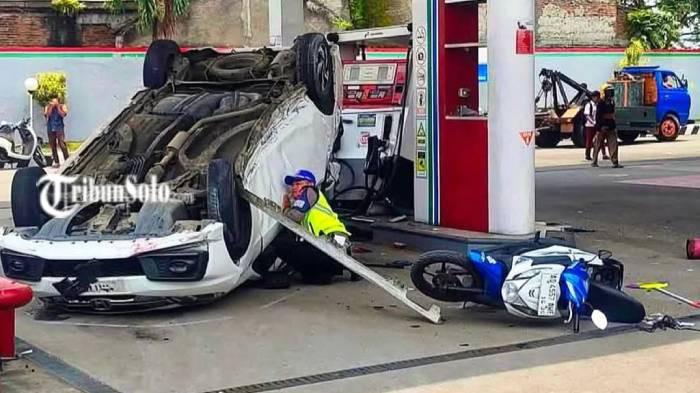 HILANG KENDALI. Kondisi Mobil Honda Mobilio berplatnomor AE-1435-JT menabrak motor Honda Beat dengan nopol AD-4557-AWE di SPBU Pertamina Bener, Kabupaten Sragen, Senin (2/3/2026). Total 6 orang terluka.