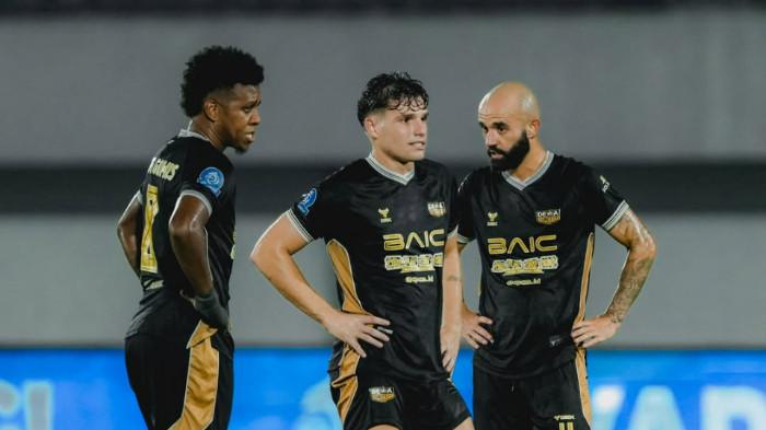 PEMAIN DEWA UNITED - Pemain Dewa United menghadapi eksekusi free-kick saat menghadapi Borneo FC pada laga pekan 22 Super League 2025/2026 di Stadion Indomilk Arena, Tangerang, Minggu (22/2) malam WIB.