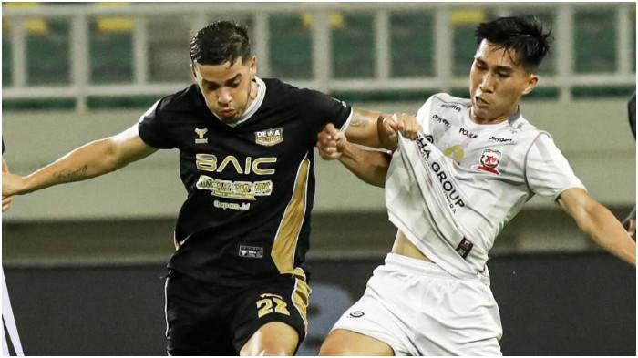 DUEL BOLA - Pemain Dewa United, Alexis Messidoro dan pemain Madura United, Taufany Muslihiddin, memperebutkan bola dalam pertandingan pekan ke-9 Super League 2025/26 di Banten International Stadium (BIS) pada Kamis (16/10/2025) malam WIB. (Instagram Madura United - 16/10/2025)