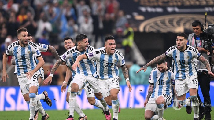 (Dari kiri) Bek Argentina Pezzella Jerman, Bek Argentina Marcos Acuna, Gelandang Argentina Leandro Paredes, Penyerang Argentina Lautaro Martinez, Penyerang Argentina Lionel Messi dan Bek Argentina Nicolas Otamendi merayakan kemenangannya di Qatar 2022 Pertandingan sepak bola final Piala Dunia antara Argentina dan Prancis di Stadion Lusail di Lusail, utara Doha. (18 Desember 2022). (Foto oleh Kirill KUDRYAVTSEV / AFP)