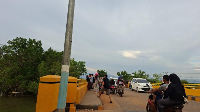 warga penasaran lihat bangkai paus sperma di pesisir Desa Totobo Pomalaa Kolaka