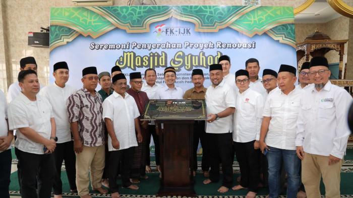 Ketua FKIJK Aceh Fadhil Ilyas, Wakil Bupati Aceh Tamiang Ismail, Ketua DPRK Aceh Tamiang Fadlon, Ketua MPU Aceh Tamiang Syahrizal Darwis, Pembina FKIJK Aceh, Daddi Peryoga, Wakil Ketua I FKIJK Aceh Thasrif Murhadi, serta jajaran pengurus FKIJK Aceh berfoto bersama usai penandatangan prasasti bantuan renovasi Masjid Syuhada, Kuala Simpang, Aceh Tamiang, Kamis (5/3/2026).