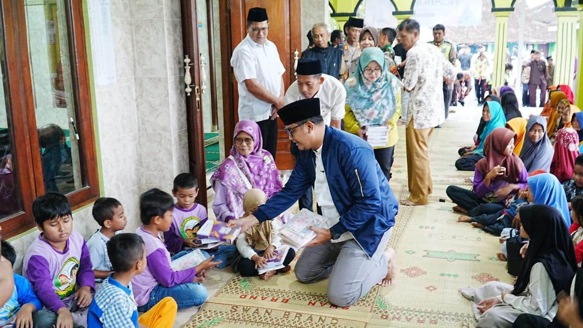 BUPATI KLATEN NGABUBURIT - Setibanya di Masjid Al-Amin di Desa Pluneng, Kecamatan Kebonarum, Klaten, Bupati Klaten Hamenang Wajar Ismoyo berdialog dengan jamaah dan membagikan Al-Qur’an kepada anak-anak TPA, Senin (2/3/2026).