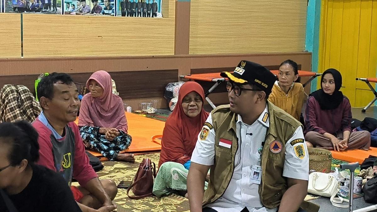 PENINJAUAN BUPATI KLATEN - Bupati Klaten Hamenang Wajar Ismoyo mengecek langsung posko pengungsian korban banjir di Desa Cawas, Kecamatan Cawas, Klaten, Rabu (4/3/2026), untuk memastikan kebutuhan logistik warga terpenuhi.