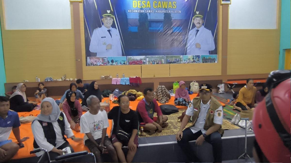 PENINJAUAN BUPATI KLATEN - Bupati Klaten Hamenang Wajar Ismoyo mengecek langsung posko pengungsian korban banjir di Desa Cawas, Kecamatan Cawas, Klaten, Rabu (4/3/2026), untuk memastikan kebutuhan logistik warga terpenuhi.