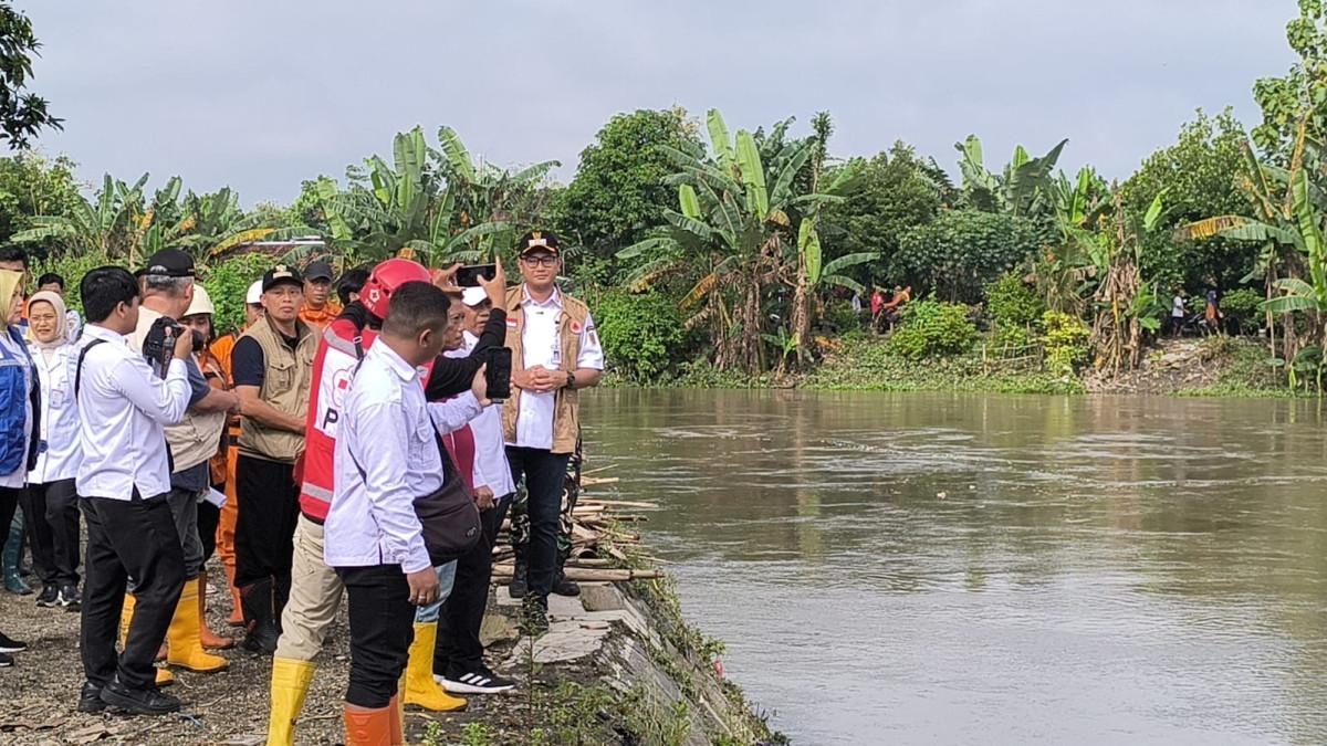 TANGGUL JEBOL KLATEN - Bupati Klaten Hamenang Wajar Ismoyo bersama stakeholder terkait meninjau tanggul Sungai Dengkeng yang jebol di Kecamatan Cawas, Klaten, Rabu (4/3/2026), untuk memastikan penanganan darurat segera dilakukan.