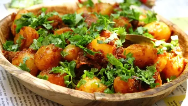 बटाटा मसाला हिरव्या कोथिंबीरीने सजवा