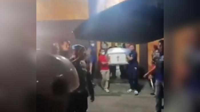 TEWAS - Jenazah Bertrand Eko Prasetyo (18) usai diperiksa di RS Bhayangkara Makassar, Senin (2/3/2026). Tewasnya remaja ini disebut karena tak sengaja tertembak saat polisi melepas tembakan peringatan.