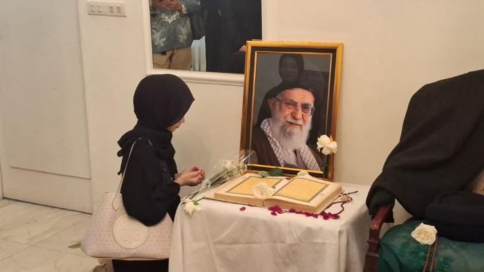 TANGIS UNTUK KHAMENEI — Seorang warga khusyuk memanjatkan doa di depan potret Ayatollah Ali Khamenei di kediaman resmi Dubes Iran untuk Indonesia, Menteng, Jakarta Pusat, Kamis (5/3/2026). Aksi ini menjadi simbol solidaritas warga atas syahidnya sang pemimpin akibat serangan militer AS-Israel.
