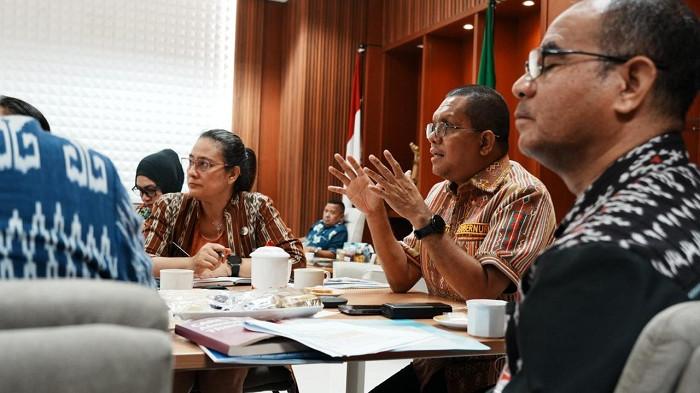DIALOG DENGAN PPPK - Gubernur Nusa Tenggara Timur, Emanuel Melkiades Laka Lena, S.Si, Apt memimpin dialog bersama Pegawai Pemerintahan dengan Perjanjian Kerja (PPPK) yang tersebar di 22 Kabupaten/Kota yang ada di Provinsi NTT secara daring, Kamis (5/3/2026).