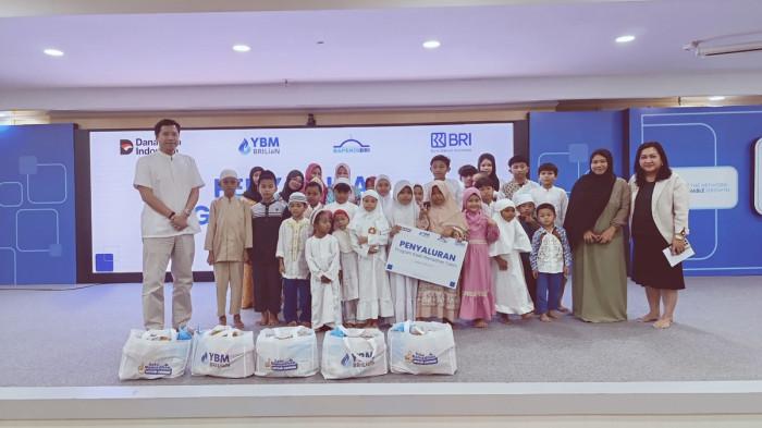 Elizabeth Primasari menyerahkan kado Ramadan dan santunan kepada anak-anak yatim