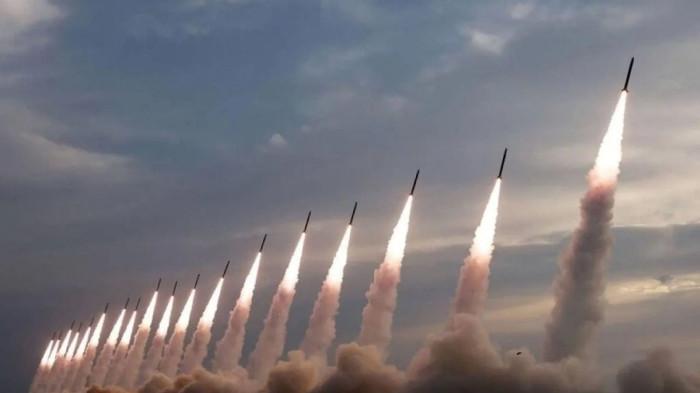 SERANG ISRAEL - Rentetan peluncuran rudal Iran ke Israel dalam perang 12 hari pada Juni 2025 silam. Iran menyatakan siap merespons seranganan apapun dari Amerika Serikat dan membalas ke Israel.