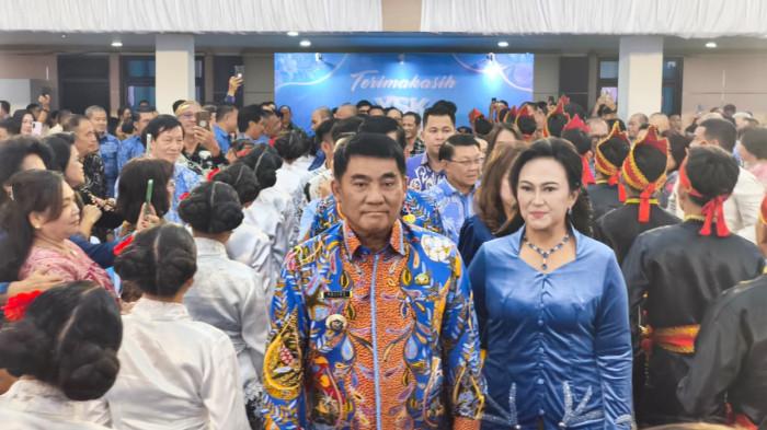 YSK didampingi Victor Mailangkay menggelar ibadah syukuran satu tahun kepemimpinan