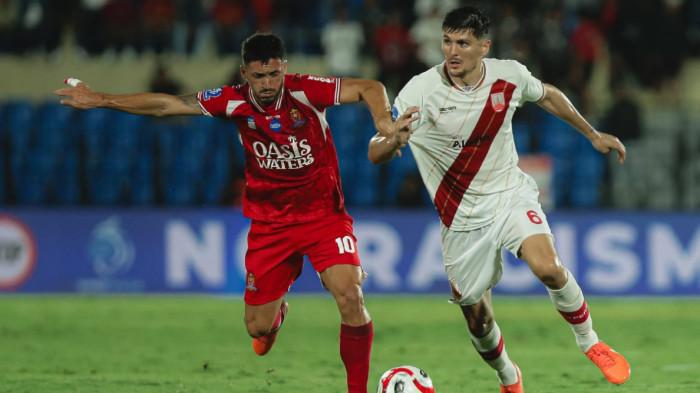 BERDUEL - Aksi potret duel pertandingan Persis Solo vs Persijap Jepara pada pertandingan pekan ke-24 Super League di Stadion Gelora Bumi kartini, Jepara, Kamis (5/3/2026) malam WIB.
