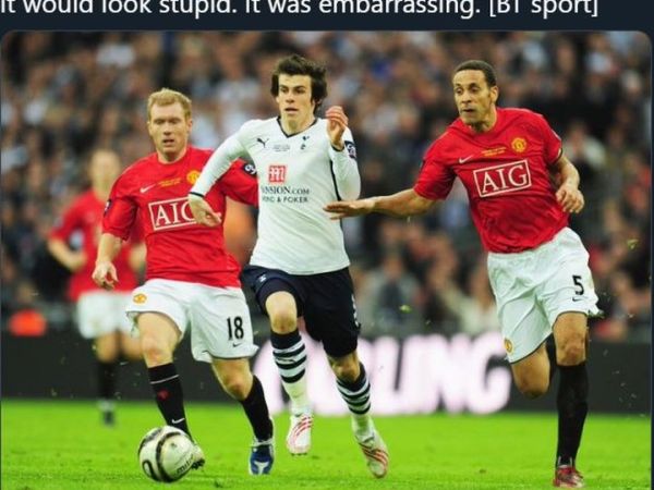 Paul Scholes (Kiri) saat berusaha mengejar Gareth Bale di sebuah pertandingan Liga Inggris musim 2012-2013.