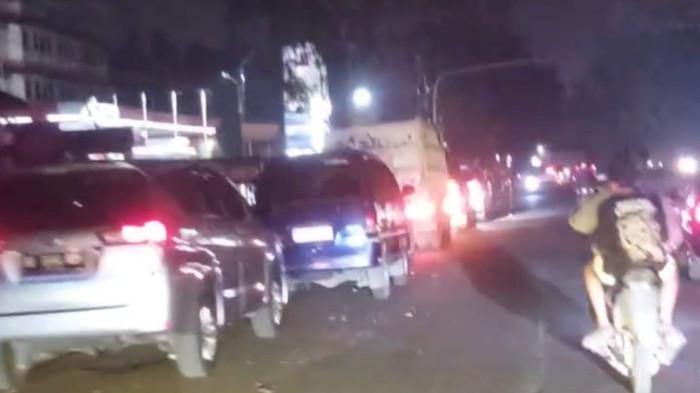 ANTRE BBM- Antrean kendaraan mengular di SPBU 14.203.161 Diski, Jalan Binjai