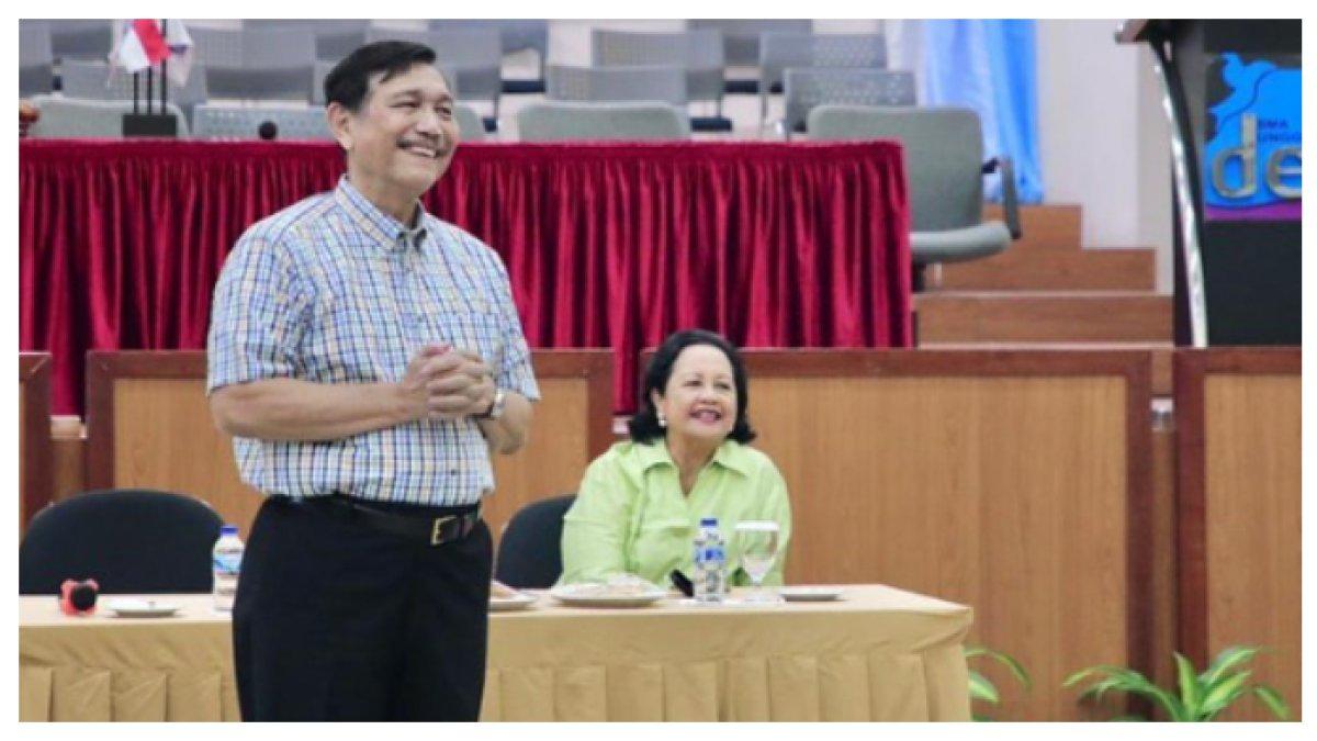 Istri Luhut genap berusia 75 tahun dan sebagai suami yang sayang istri dan keluarga, Luhut menceritakan pertemuan pertama mereka saat di bangku Gereja.