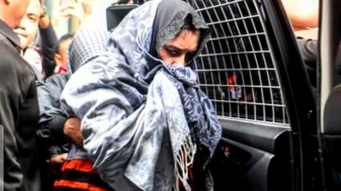 MASUK MOBIL TAHANAN - Bupati Pekalongan Fadia Arafiq dipapah saat memasuki mobil tahanan usai menjalani pemeriksaan di gedung KPK Merah Putih, Jakarta, Rabu (4/3/2026).