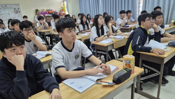 Tuyển sinh lớp 10 năm 2026 ở TP.HCM sẽ thực hiện theo 2 giai đoạn - Ảnh 1.