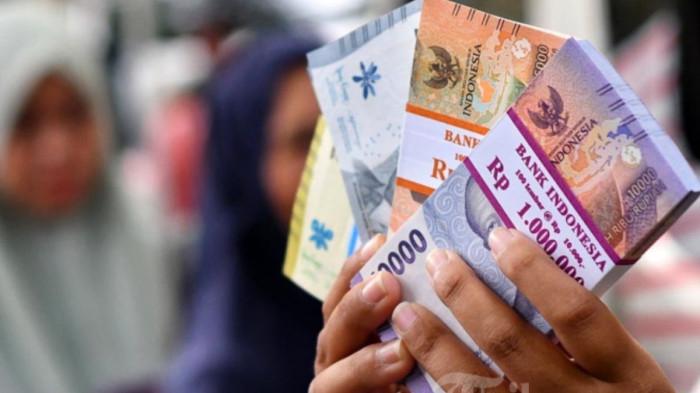 UANG BARU - Warga menukarkan uang di mobil kas keliling Bank Indonesia Malang di Taman Merjosari, Kota Malang, Jawa Timur, Kamis (19/2/2026)