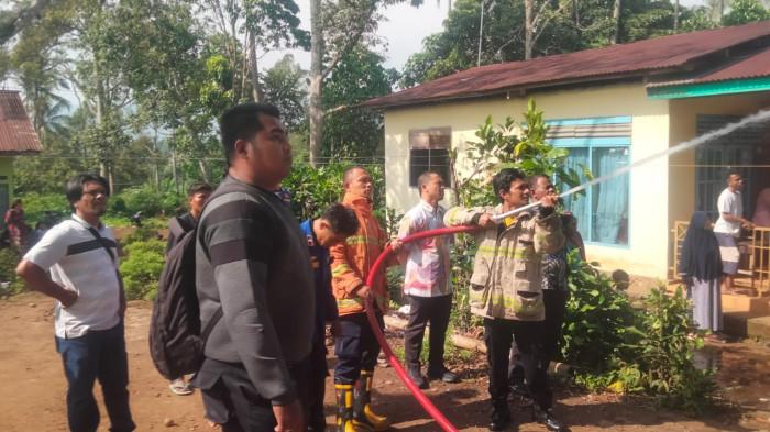 KEBAKARAN SEBUAH RUMAH - Proses pemadaman yang dilakukan oleh Damkar Limapuluh Kota di Jorong Piladang, Nagari Koto Tangah Batu Hampa, Kecamatan Akabiluru, Kabupaten Limapuluh Kota, Kamis (5/3/2026) sekira pukul 08:56 WIB. Kabid Damkar Limapuluh Kota, Budi Sanjaya sebut rumah rusak berat dan penyebab masih dalam penyelidikan.