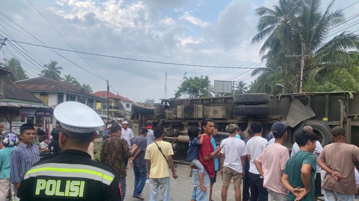 KECELAKAAN LALU LINTAS - Kondisi arus lalu lintas usai kecelakaan di Simpang Tugu Rang, Nagari Cupak, Kecamatan Gunung Talang, Kabupaten Solok, Kamis (5/3/2026) sekira pukul 17:30 WIB. Kasat Lantas Polres Solok, Iptu Rido sebut kecelakaan tunggal terjadi akibat out off control.