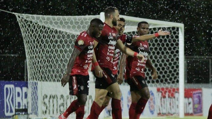 Selebrasi bomber Bali United, Ilija Spasojevic usai mencetak gol keduanya pada laga melawan Barito Putera di Stadion I Gusti Ngurah Rai, BRI Liga 1 2021 pekan ke-18, Minggu (9/1/2022)