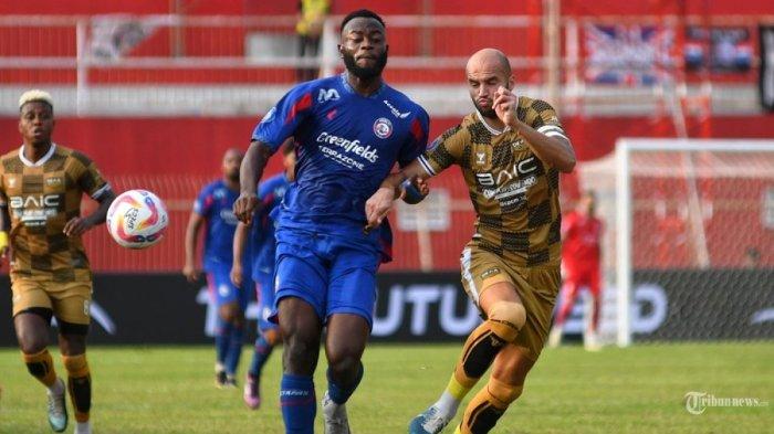 AREMA DIPREDIKSI IMBANG - Pesepakbola Arema FC, Charles Lokoli Ngoy (kiri) berebut bola dengan pesepakbola Dewa United Risto Mitrevski (kanan) dalam pertandingan Liga 1 2024/2025 di Stadion Soepriadi, Kota Blitar, Jawa Timur, Senin (12/8/2024).