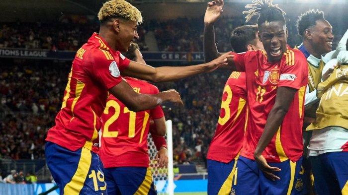 SELEBRASI - Pemain Timnas Spanyol, Lamine Yamal dan Nico Williams selebrasi usai cetak gol ke gawang Prancis di semifinal UEFA Nations League 2025.