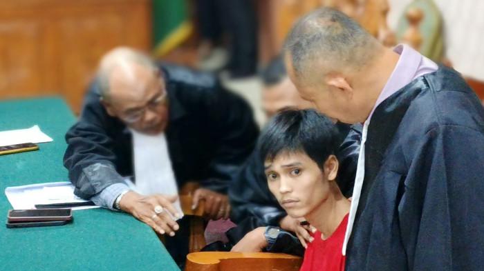 Terdakwa Fandi Ramadhan menatap lirih ke arah keluarga saat berdiskusi dengan kuasa hukum paska pembacaan putusan lima tahun penjara di PN Batam, Kamis (5/3/2026)(KOMPAS.COM/PARTAHI FERNANDO WILBERT SIRAIT )
