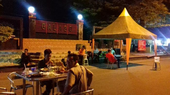 Beberapa pembeli saat malam hari menikmati makanan di Galabo Solo.